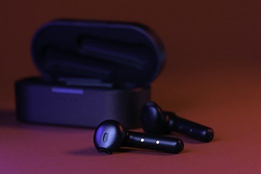 Wireless earbuds with charging case